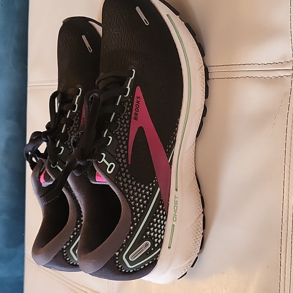 Womens Size 6.5 Brooks Ghost shoes